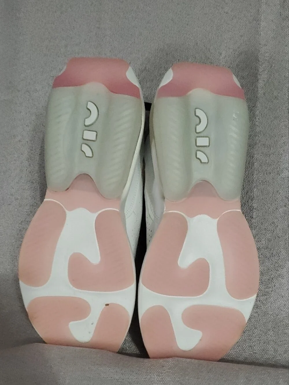 Nike Verona AIR Women’s White and Pink Air-Cushioned Sneakers